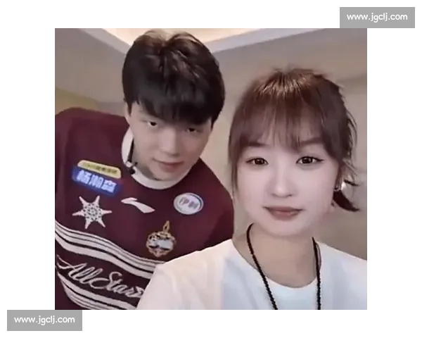 杨瀚森选秀西装暗藏甜蜜密码!疑似女友曝光,青梅竹马清纯般配