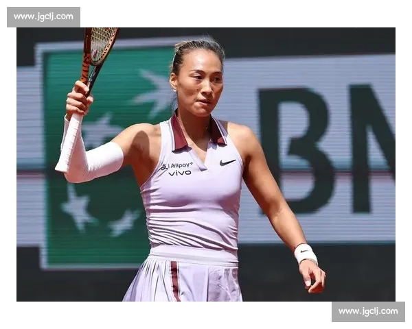 郑钦文关键破发扳平西尼亚科娃,决胜盘遗憾未能延续强势 郑钦文关键破发扳平西尼亚科娃,决胜盘遗憾未能延续强势