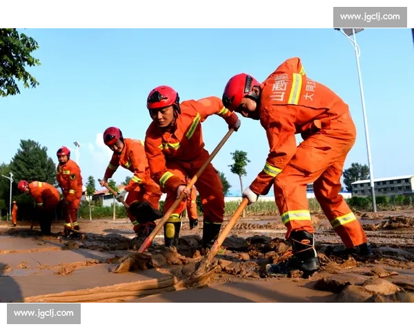 洪水中的生命托举：榕江消防员用身躯筑起 “避风港”