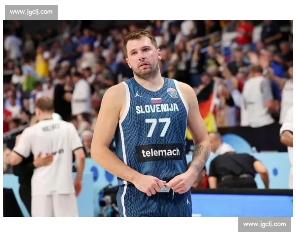 🔥东契奇惊现魔鬼瘦身！球衣号码从 077 缩水成 7，球迷惊呼认不出！🔥