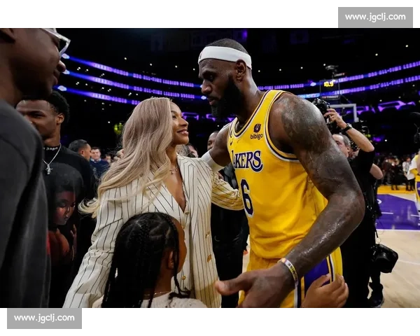 萨瓦娜劝老詹退役:家庭与篮球的终极博弈